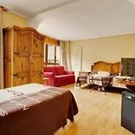 Hotel La *